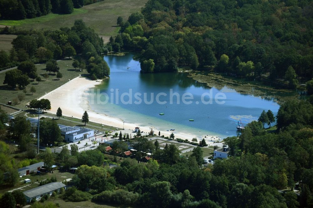 Luftbild Dessau - Uferbereiche am Sandstrand des Freibades Waldbad in Dessau im Bundesland Sachsen-Anhalt, Deutschland