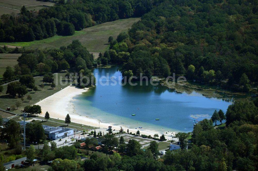 Luftaufnahme Dessau - Uferbereiche am Sandstrand des Freibades Waldbad in Dessau im Bundesland Sachsen-Anhalt, Deutschland
