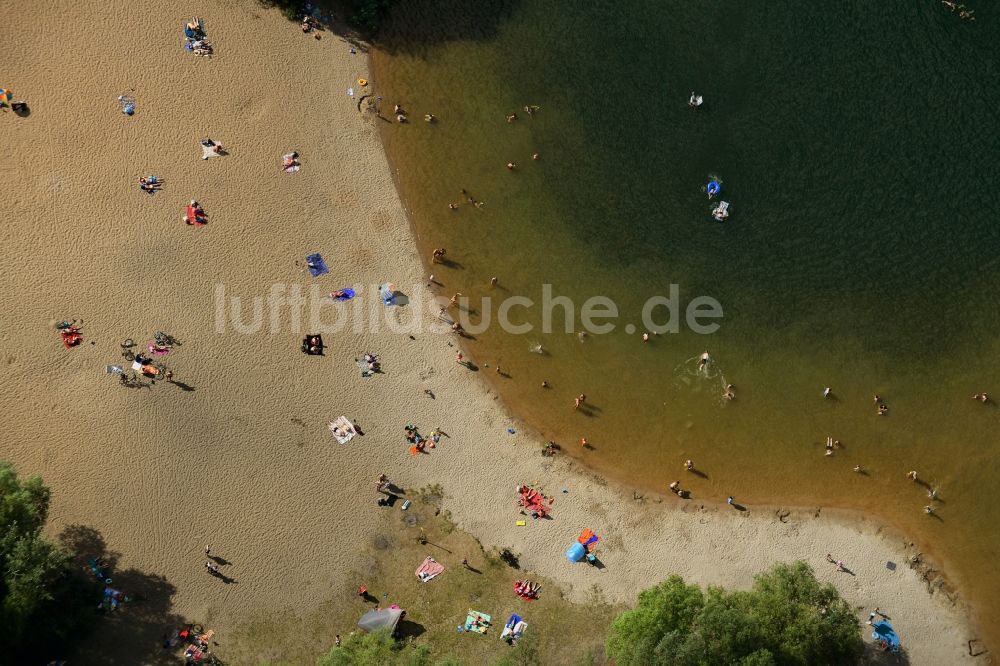 Luftaufnahme Berlin - Uferbereiche am Sandstrand Kaulsdorfer See im Ortsteil Kaulsdorf in Berlin, Deutschland