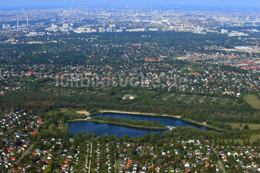 Berlin von oben - Uferbereiche am Sandstrand des See am Kressenweg im Ortsteil Mahlsdorf in Berlin, Deutschland