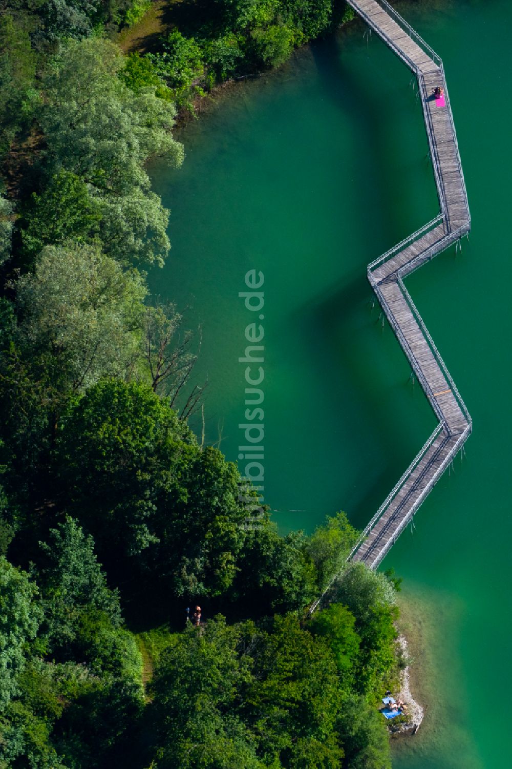 Luftaufnahme Salem - Uferbereiche des Schlosssee mit Holzsteg in Salem im Bundesland Baden-Württemberg, Deutschland