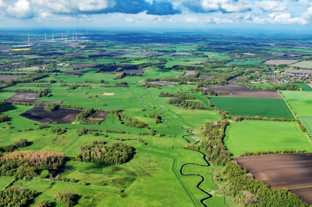 Luftaufnahme Fredenbeck - Uferbereiche der Schwinge - Flußverlauf in Fredenbeck im Bundesland Niedersachsen, Deutschland