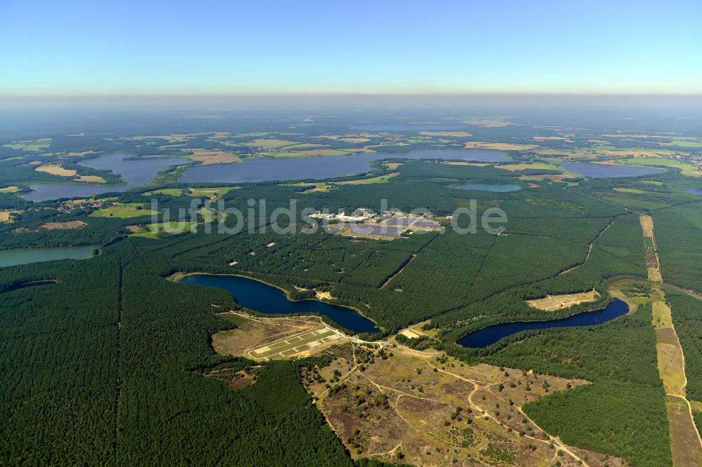 Waldfrieden von oben - Uferbereiche der Seen Kleiner Griesensee und Großer Griesensee in einem Waldgebiet in Waldfrieden im Bundesland Brandenburg, Deutschland