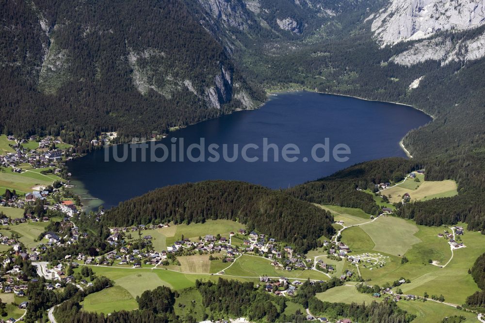Luftaufnahme Bad Aussee - Uferbereiche des Sees Altausseer See in Bad Aussee in Steiermark, Österreich