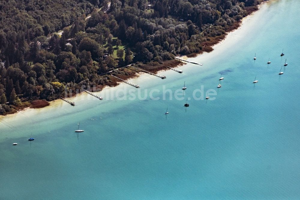 Luftaufnahme Herrsching am Ammersee - Uferbereiche des Sees Ammersee in einem Waldgebiet in Herrsching am Ammersee im Bundesland Bayern, Deutschland
