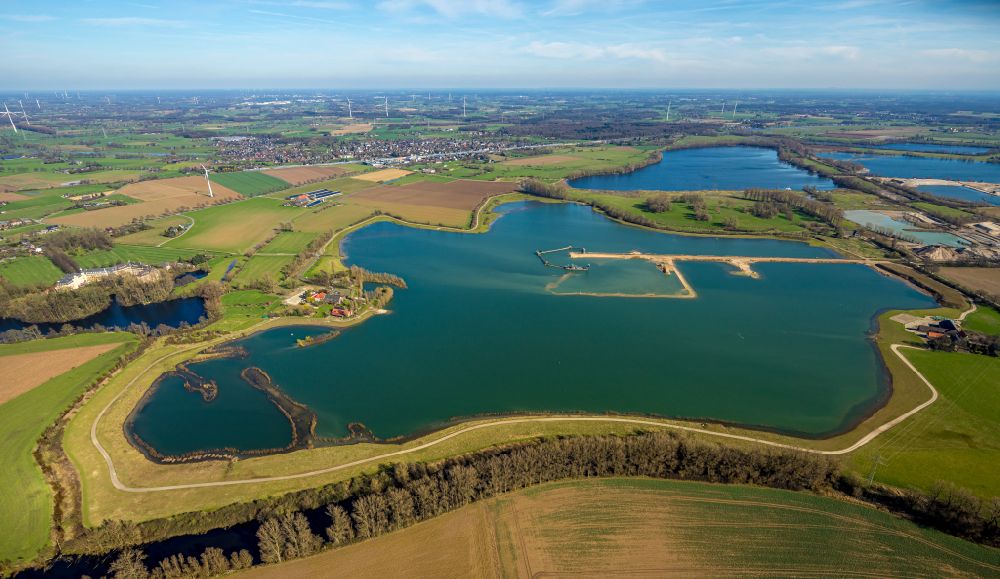 Rees aus der Vogelperspektive: Uferbereiche des Sees Aspelsches Meer in Rees im Bundesland Nordrhein-Westfalen, Deutschland