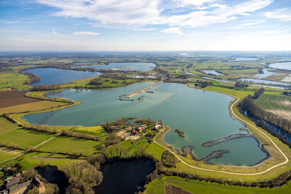 Luftbild Rees - Uferbereiche des Sees Aspelsches Meer in Rees im Bundesland Nordrhein-Westfalen, Deutschland