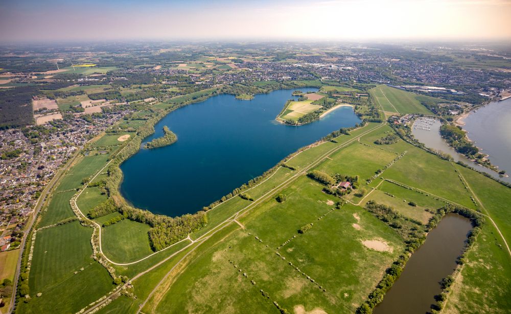 Flüren aus der Vogelperspektive: Uferbereiche des Sees Auesee in Flüren im Bundesland Nordrhein-Westfalen, Deutschland