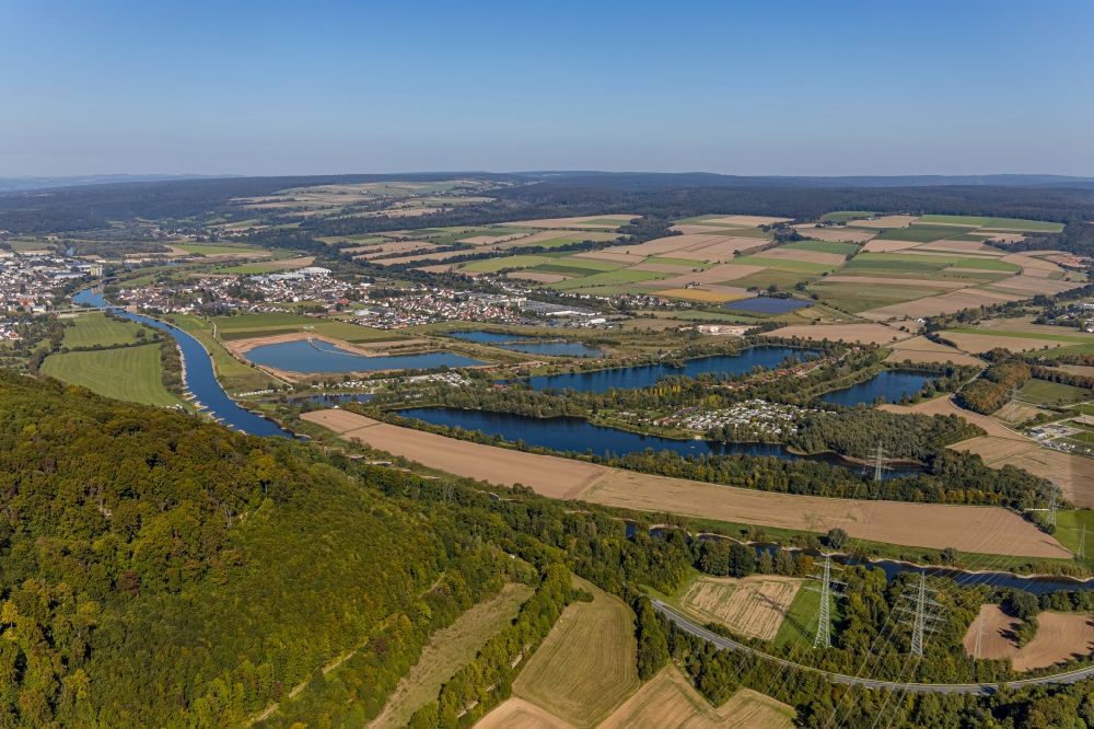 Luftbild Lauenförde - Uferbereiche des Sees Axelsee am Hechtgraben an der Landesgrenze zwischen Niedersachsen und Nordrhein-Westfalen in Lauenförde im Bundesland Nordrhein-Westfalen, Deutschland
