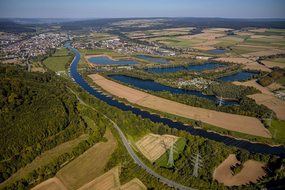 Luftaufnahme Lauenförde - Uferbereiche des Sees Axelsee am Hechtgraben an der Landesgrenze zwischen Niedersachsen und Nordrhein-Westfalen in Lauenförde im Bundesland Nordrhein-Westfalen, Deutschland