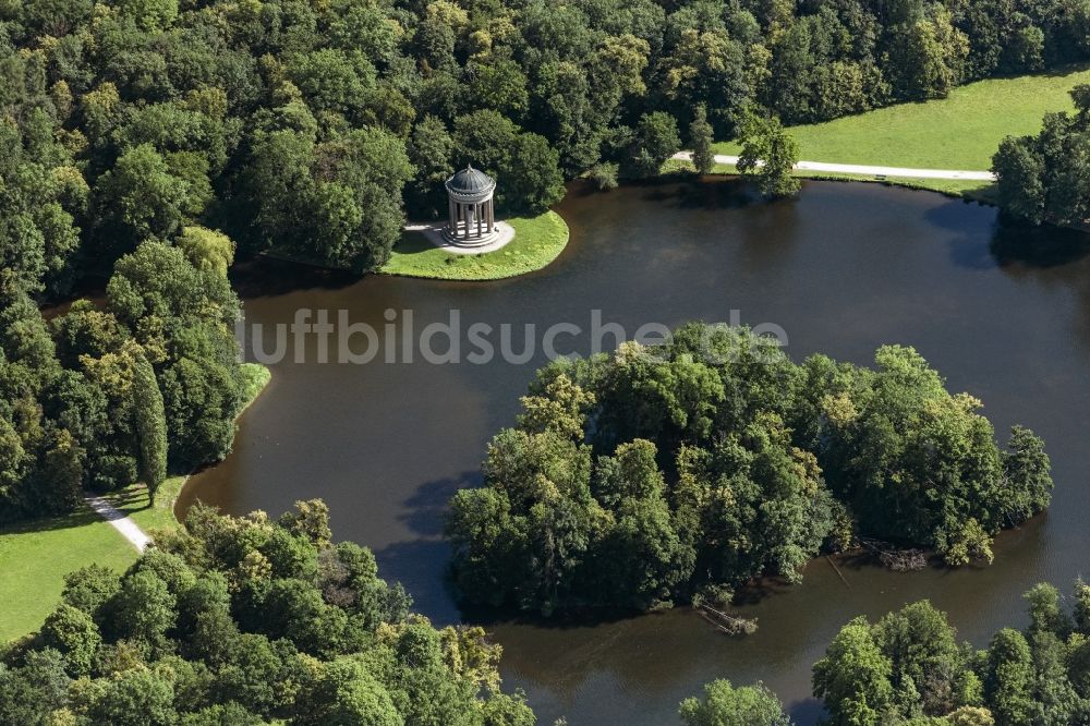 München aus der Vogelperspektive: Uferbereiche des Sees Badenburger See im Schloßpark in München im Bundesland Bayern, Deutschland