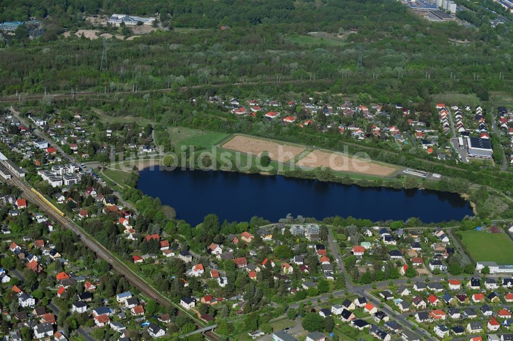 Luftbild Berlin - Uferbereiche des Sees Biesdorfer Baggersee im Ortsteil Biesdorf in Berlin, Deutschland