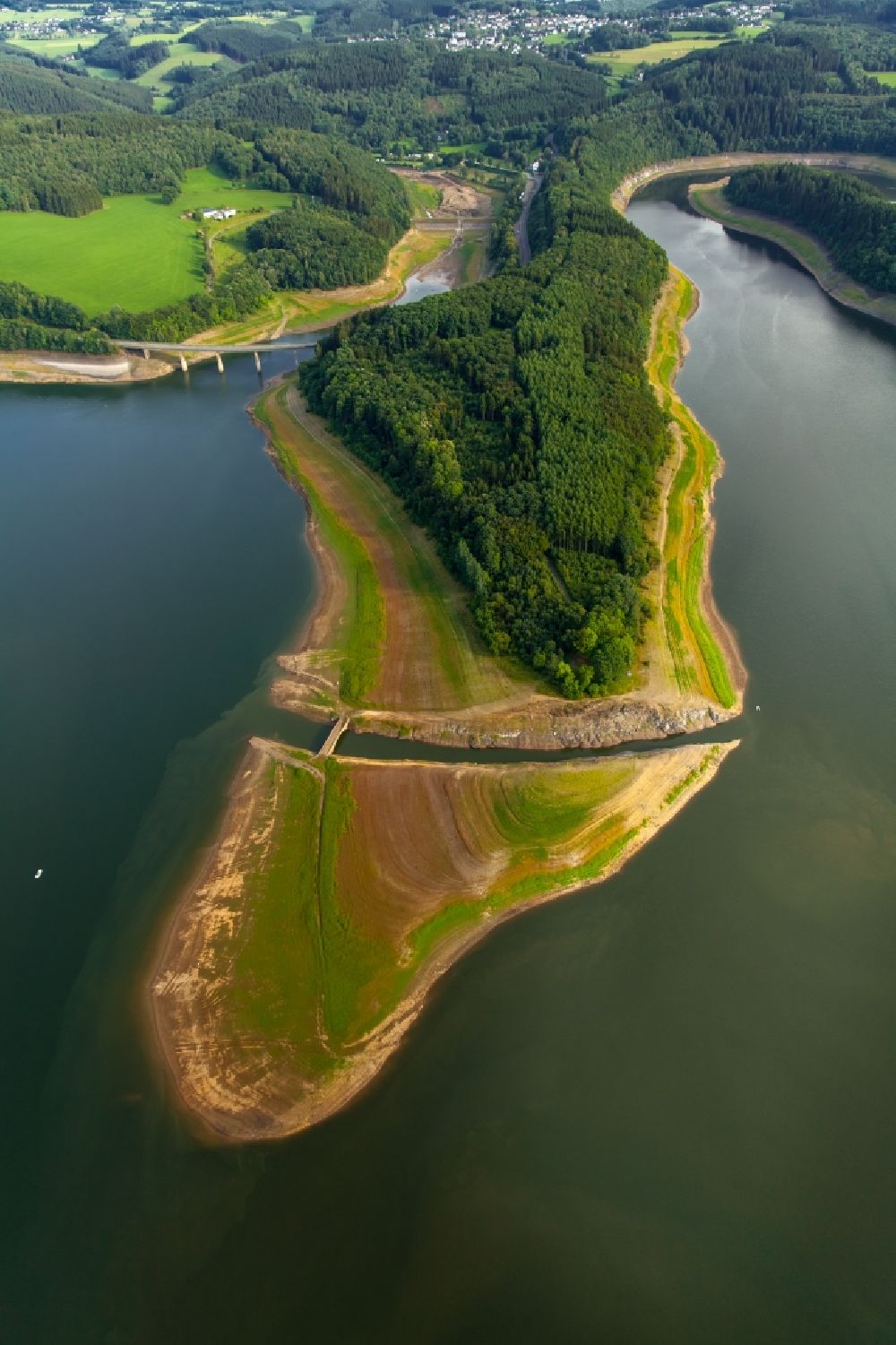 Luftaufnahme Olpe - Uferbereiche des Sees Biggesee in Olpe im Bundesland Nordrhein-Westfalen
