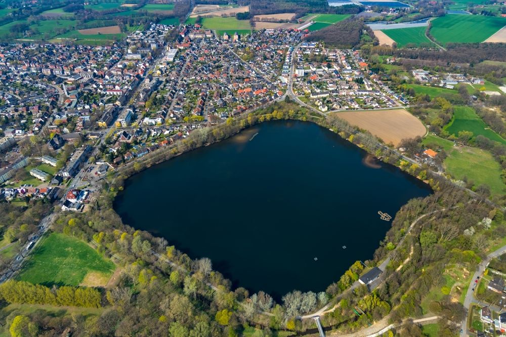 Dorsten aus der Vogelperspektive: Uferbereiche des Sees Blauer See in Dorsten im Bundesland Nordrhein-Westfalen, Deutschland