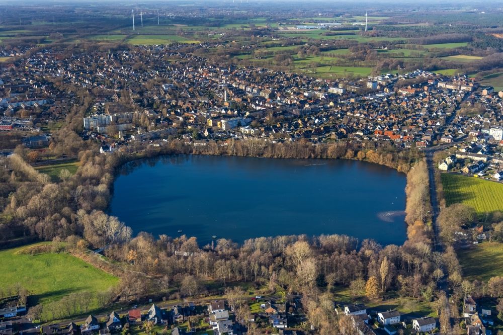 Luftaufnahme Dorsten - Uferbereiche des Sees Blauer See in Dorsten im Bundesland Nordrhein-Westfalen, Deutschland