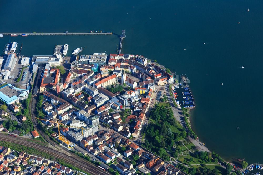 Luftaufnahme Friedrichshafen - Uferbereiche des Sees Bodensee in Friedrichshafen im Bundesland Baden-Württemberg, Deutschland