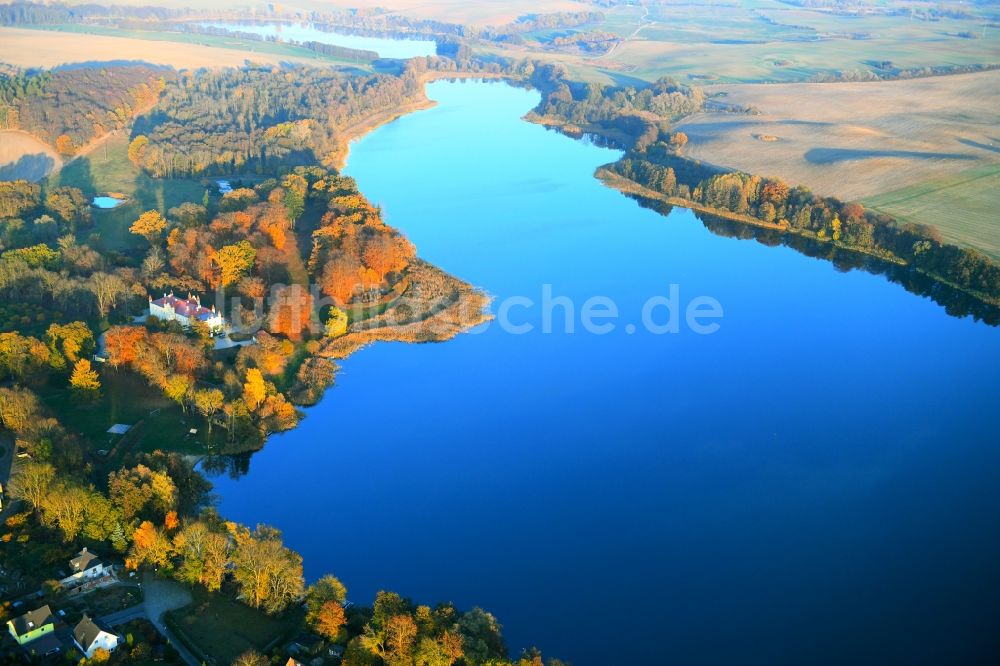 Luftbild Cammin - Uferbereiche des Sees Camminer See und das Gutshaus Cammin in Cammin im Bundesland Mecklenburg-Vorpommern, Deutschland