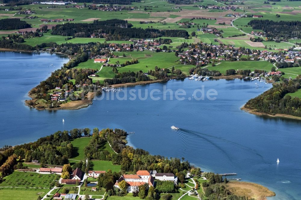 Luftaufnahme Breitbrunn am Chiemsee - Uferbereiche des Sees Chiemse, Urfahrn und Herreninsel mit Blick auf die Buchten in Breitbrunn am Chiemsee im Bundesland Bayern, Deutschland