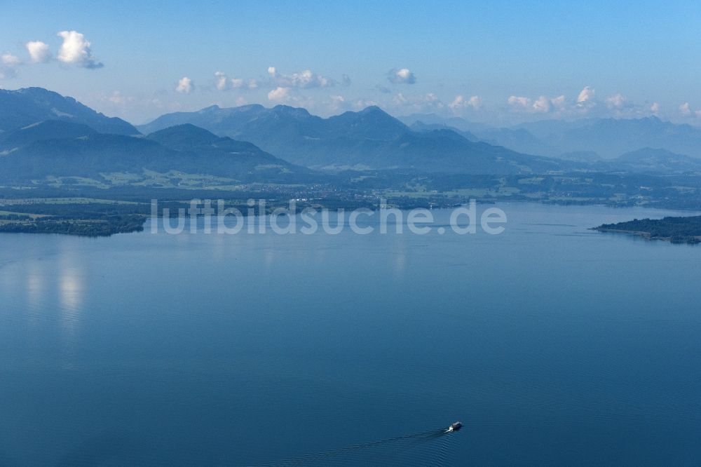 Chieming aus der Vogelperspektive: Uferbereiche des Sees Chiemsee mit Blick auf die Alpen in Chieming im Bundesland Bayern, Deutschland