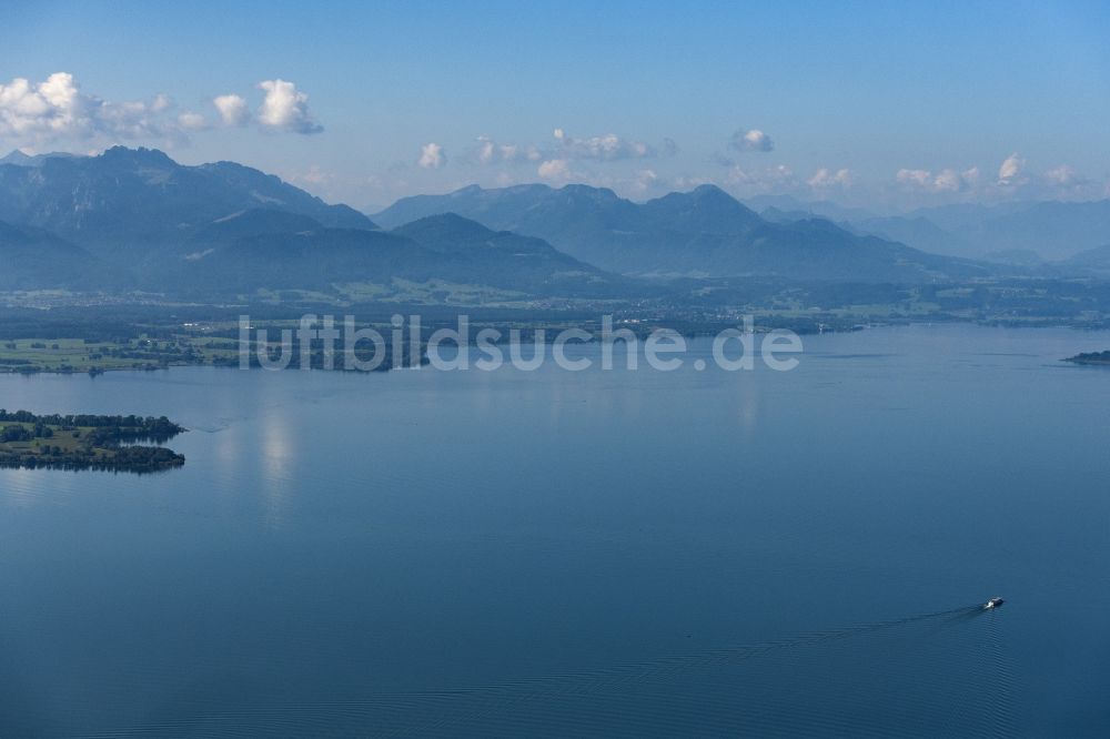 Luftbild Chieming - Uferbereiche des Sees Chiemsee mit Blick auf die Alpen in Chieming im Bundesland Bayern, Deutschland