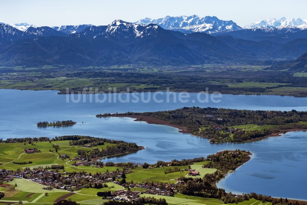 Luftbild Breitbrunn am Chiemsee - Uferbereiche des Sees Chiemsee mit Blick auf die Herreninsel in Breitbrunn am Chiemsee im Bundesland Bayern, Deutschland