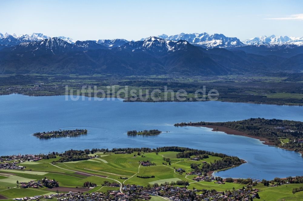 Luftaufnahme Breitbrunn am Chiemsee - Uferbereiche des Sees Chiemsee mit Blick auf die Herreninsel in Breitbrunn am Chiemsee im Bundesland Bayern, Deutschland