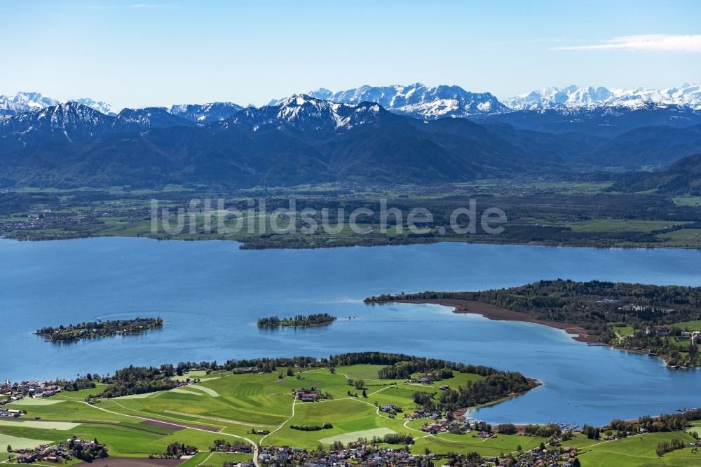 Breitbrunn am Chiemsee von oben - Uferbereiche des Sees Chiemsee mit Blick auf die Herreninsel in Breitbrunn am Chiemsee im Bundesland Bayern, Deutschland