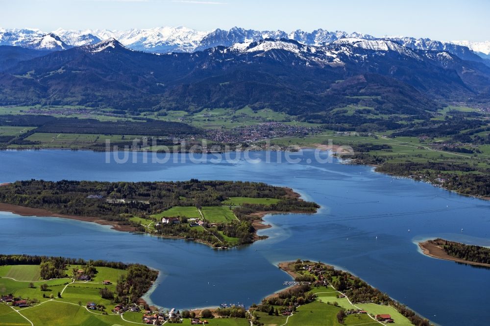 Luftaufnahme Breitbrunn am Chiemsee - Uferbereiche des Sees Chiemsee in Breitbrunn am Chiemsee im Bundesland Bayern, Deutschland