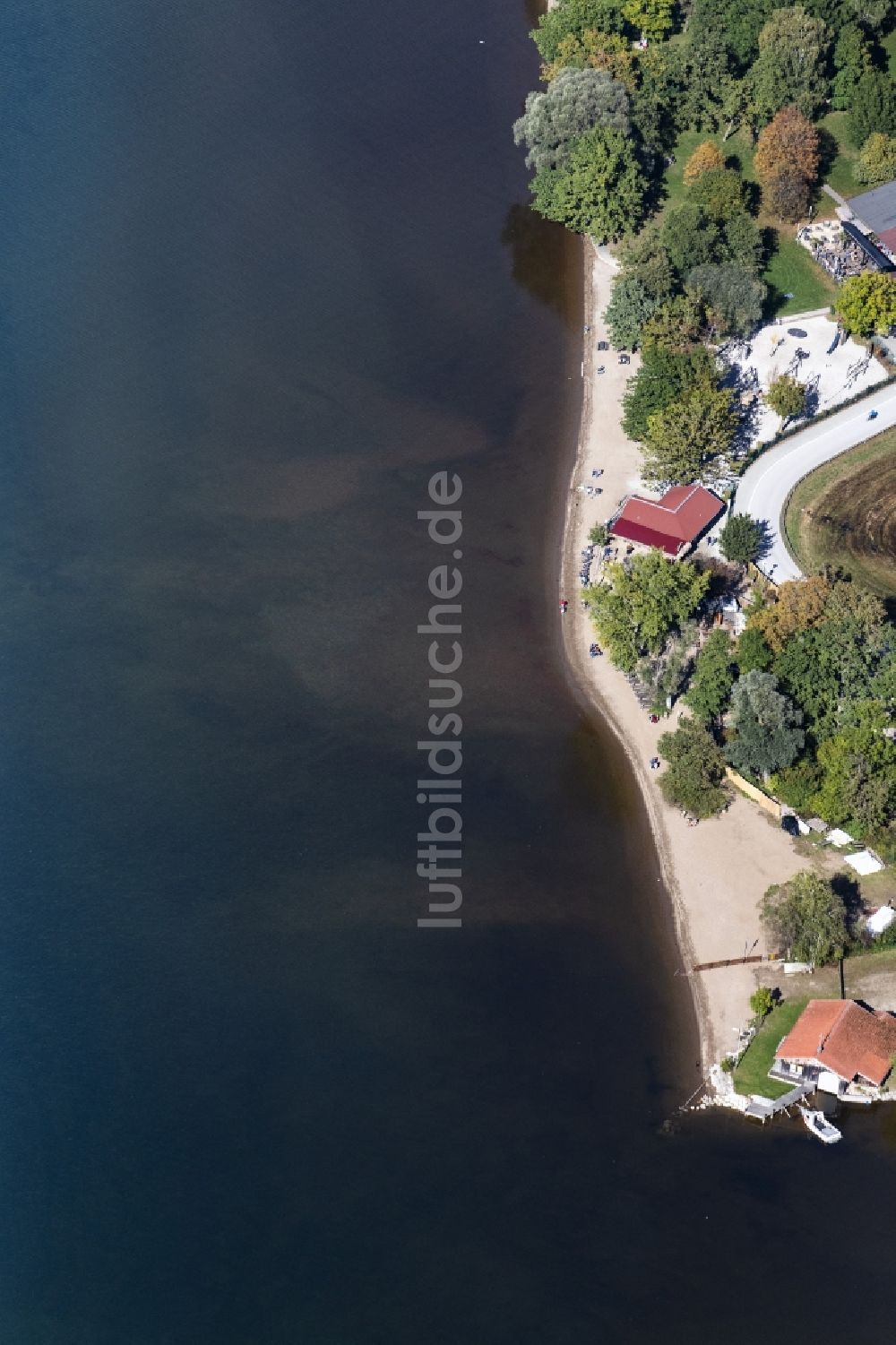 Übersee von oben - Uferbereiche des Sees Chiemsee am Strandbad Übersee in Übersee im Bundesland Bayern, Deutschland