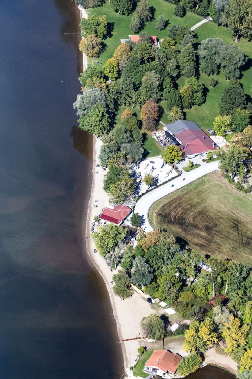 Übersee aus der Vogelperspektive: Uferbereiche des Sees Chiemsee am Strandbad Übersee in Übersee im Bundesland Bayern, Deutschland