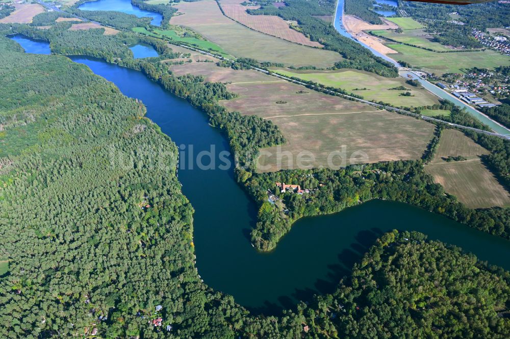 Werbellin von oben - Uferbereiche des Sees Üdersee in einem Waldgebiet in Werbellin im Bundesland Brandenburg, Deutschland