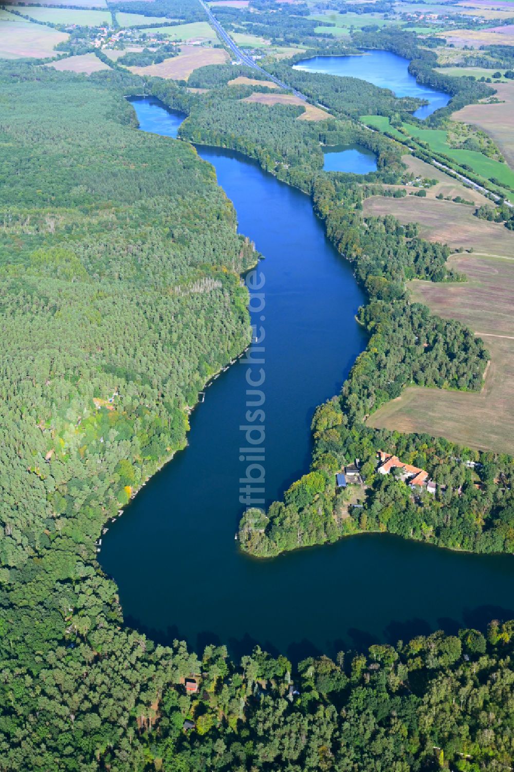Werbellin aus der Vogelperspektive: Uferbereiche des Sees Üdersee in einem Waldgebiet in Werbellin im Bundesland Brandenburg, Deutschland