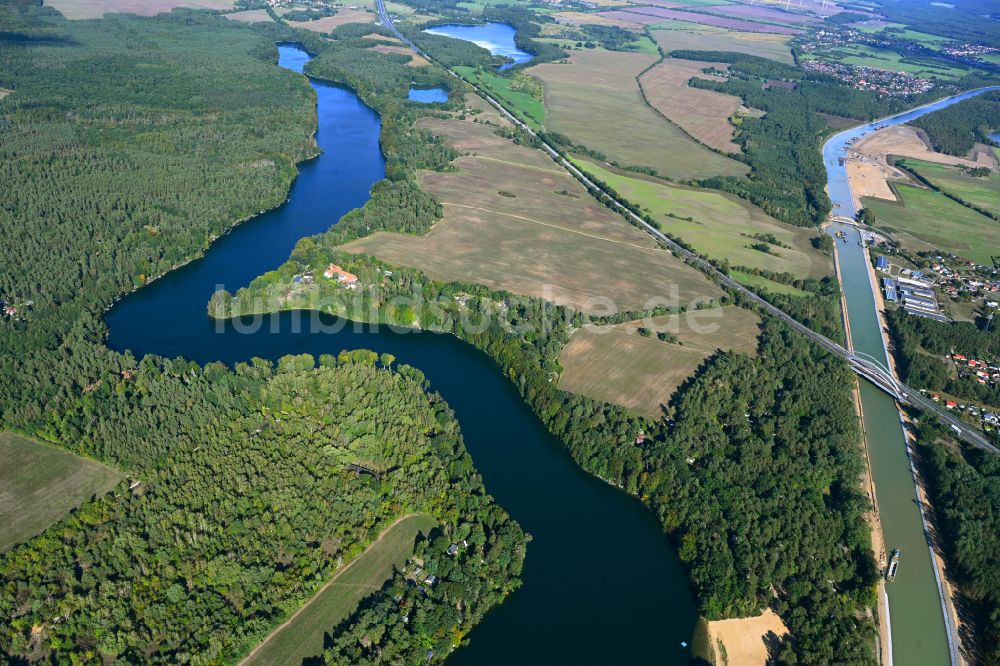 Luftaufnahme Werbellin - Uferbereiche des Sees Üdersee in einem Waldgebiet in Werbellin im Bundesland Brandenburg, Deutschland