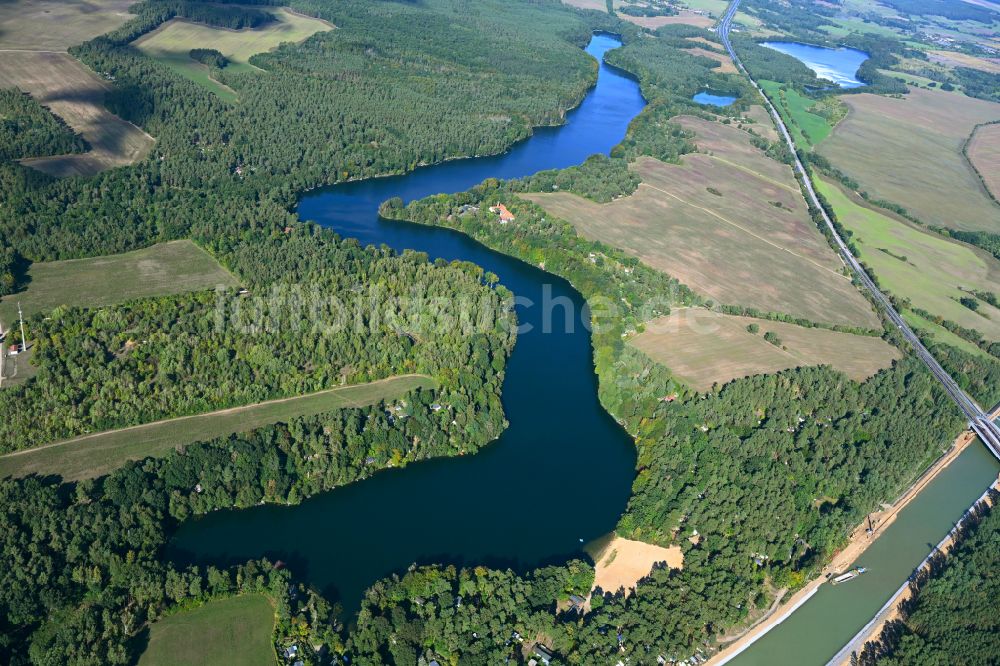 Werbellin aus der Vogelperspektive: Uferbereiche des Sees Üdersee in einem Waldgebiet in Werbellin im Bundesland Brandenburg, Deutschland