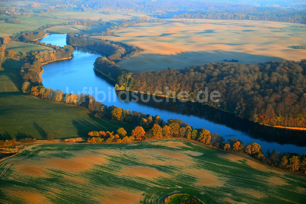 Luftaufnahme Dolgen - Uferbereiche des Sees Dolgener See in Dolgen im Bundesland Mecklenburg-Vorpommern, Deutschland