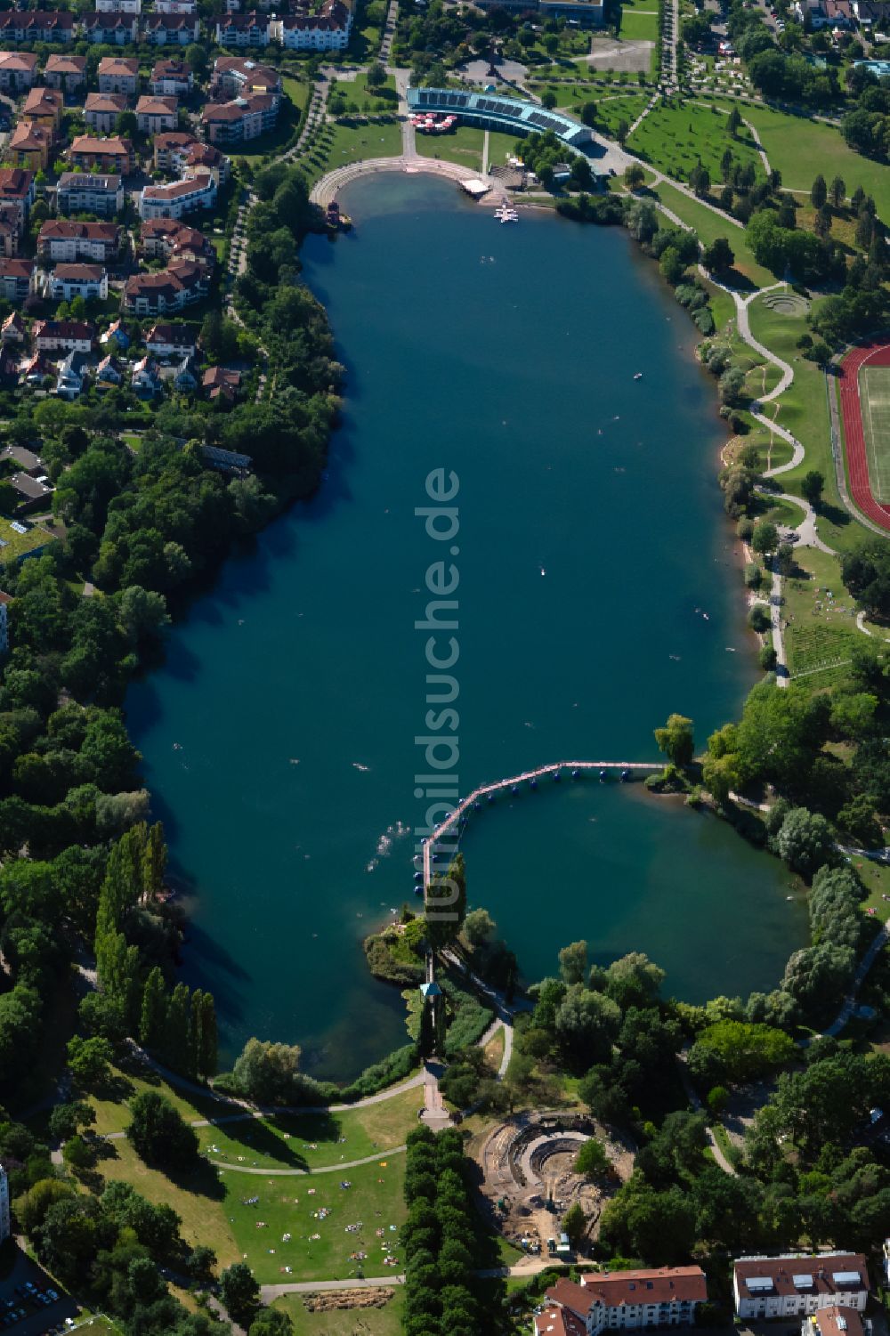 Luftbild Freiburg im Breisgau - Uferbereiche des Sees Flückigersee in Freiburg im Breisgau im Bundesland Baden-Württemberg, Deutschland