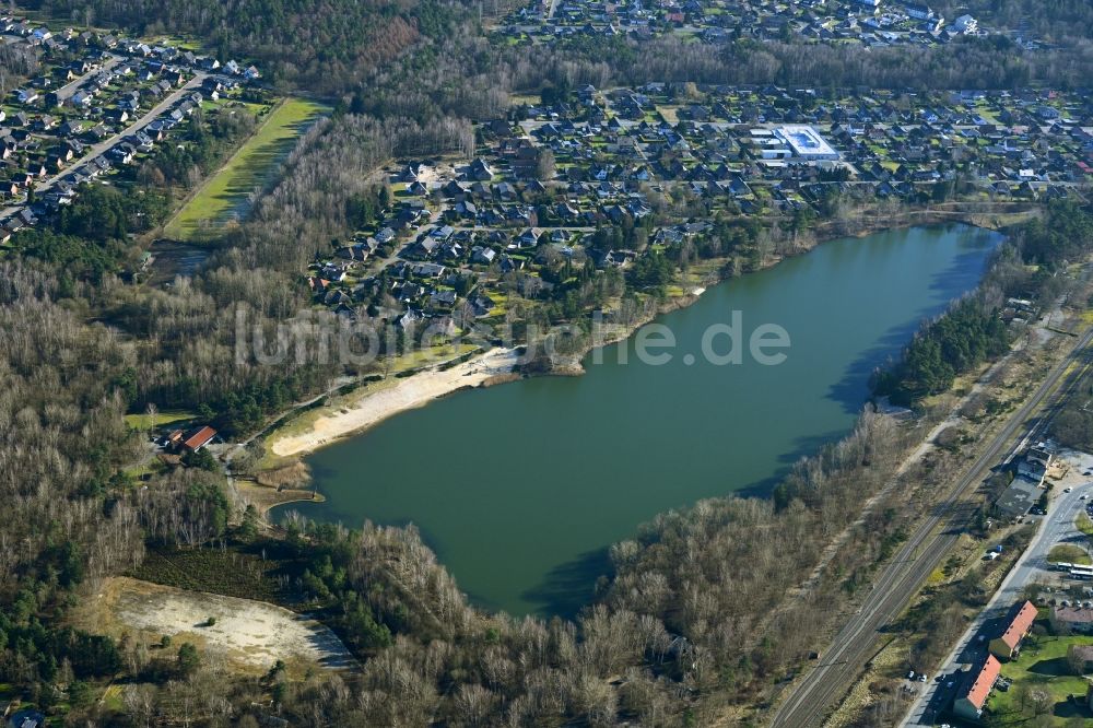 Luftaufnahme Munster - Uferbereiche des Sees Flüggenhofsee in Munster im Bundesland Niedersachsen, Deutschland