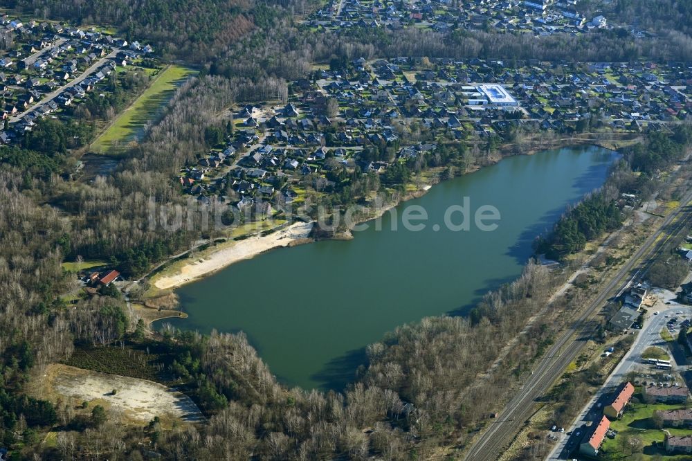 Munster von oben - Uferbereiche des Sees Flüggenhofsee in Munster im Bundesland Niedersachsen, Deutschland