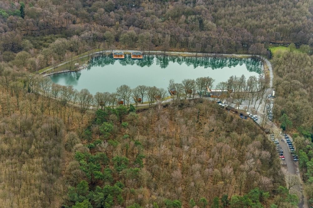 Grafenwald aus der Vogelperspektive: Uferbereiche des Sees Forellensee mit Hausbooten in Grafenwald im Bundesland Nordrhein-Westfalen, Deutschland