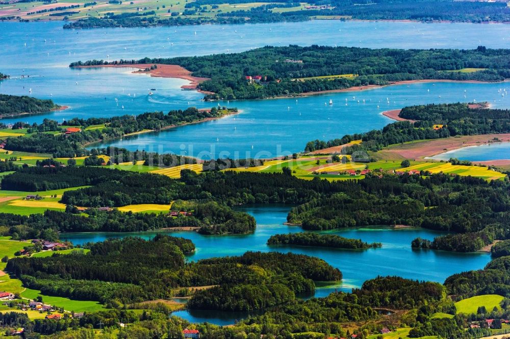 Luftaufnahme Chiemsee - Uferbereiche des Sees Frauenchiemsee in Chiemsee im Bundesland Bayern, Deutschland