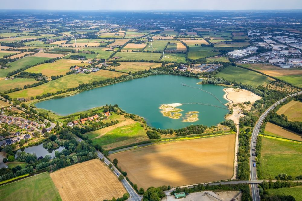Luftaufnahme Isselburg - Uferbereiche des Sees - Grabungsteich in Isselburg im Bundesland Nordrhein-Westfalen, Deutschland