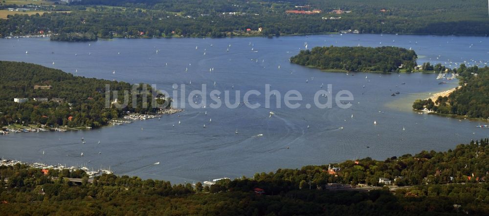 Luftaufnahme Berlin - Uferbereiche des Sees Großer Wannsee im Ortsteil Nikolassee in Berlin, Deutschland