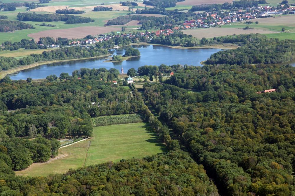 Moritzburg von oben - Uferbereiche des Sees Großteich in einem Waldgebiet in Moritzburg im Bundesland Sachsen, Deutschland