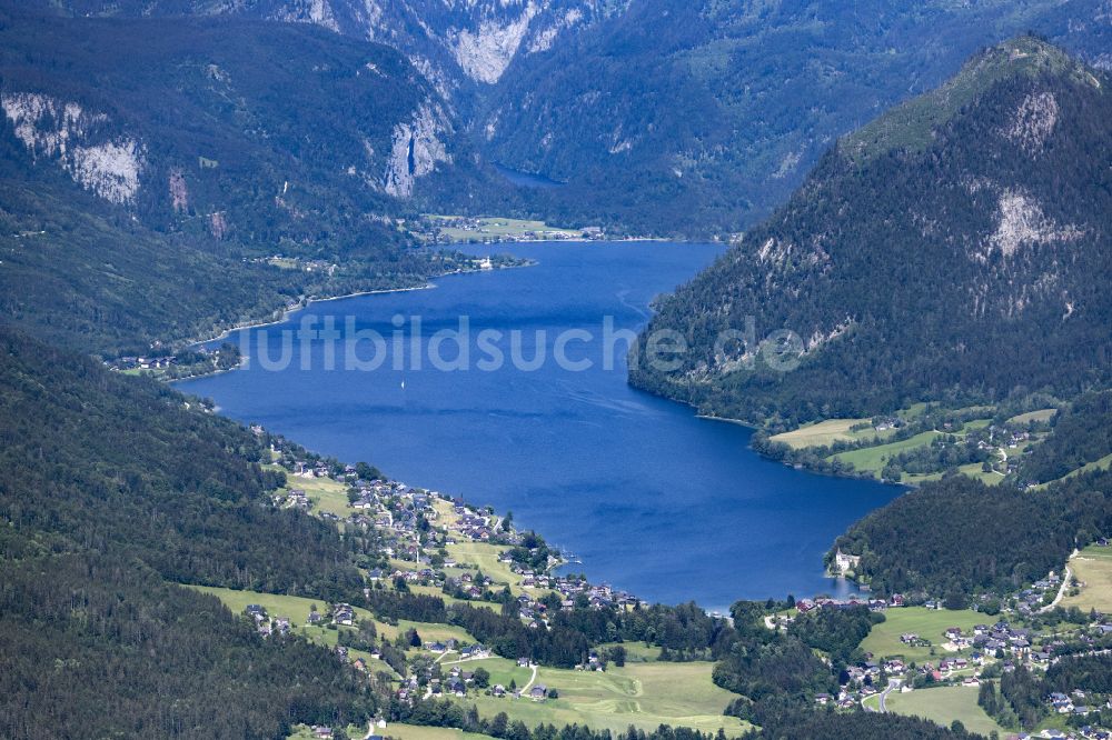 Gaiswinkl von oben - Uferbereiche des Sees Grundlsee in Gaiswinkl in Steiermark, Österreich