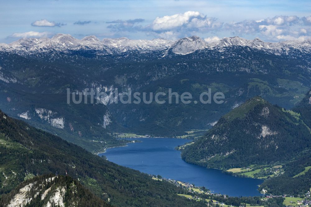 Gaiswinkl aus der Vogelperspektive: Uferbereiche des Sees Grundlsee in Gaiswinkl in Steiermark, Österreich