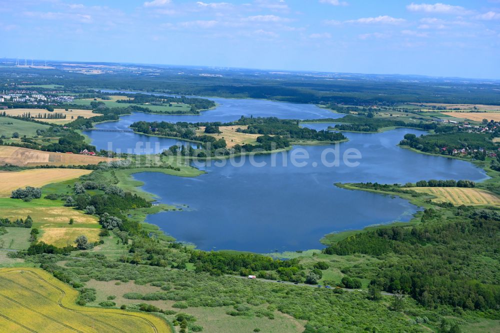Gutow aus der Vogelperspektive: Uferbereiche des Sees Gutower Moor und Inselsee in Gutow im Bundesland Mecklenburg-Vorpommern, Deutschland
