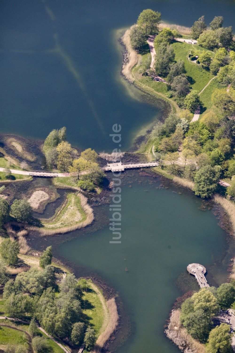 Luftaufnahme Berlin - Uferbereiche des Sees Hauptsee im Erholungspark Britzer Garten in Berlin