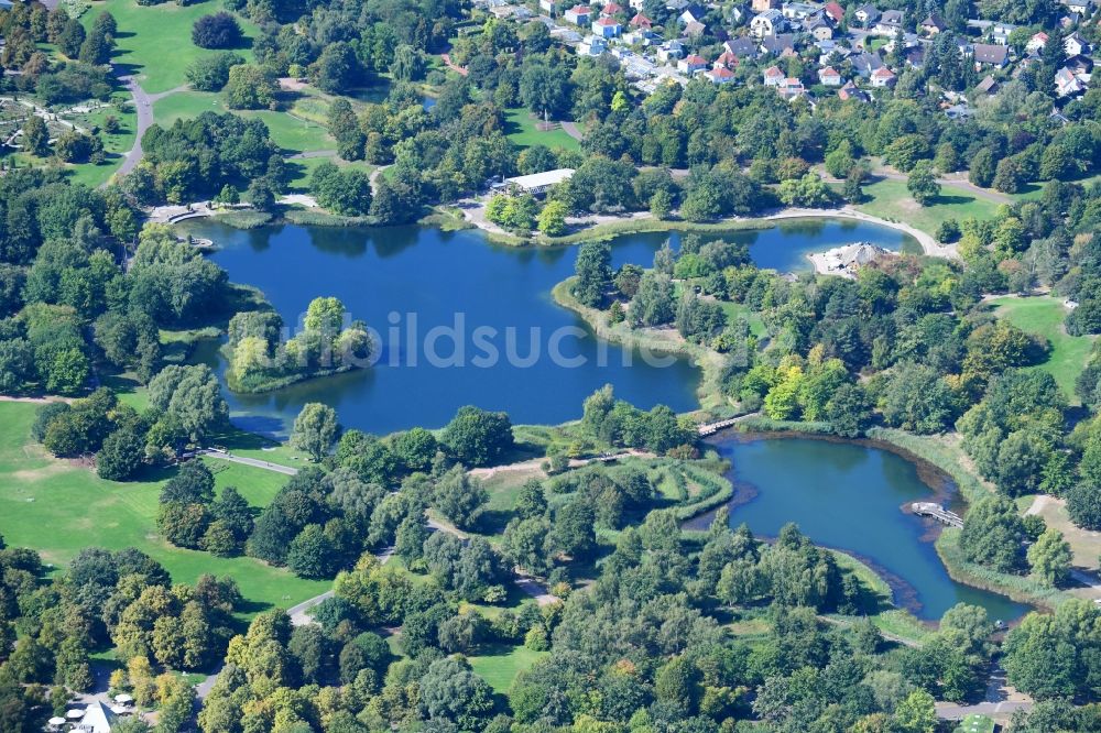 Luftbild Berlin - Uferbereiche des Sees Hauptsee im Erholungspark Britzer Garten in Berlin