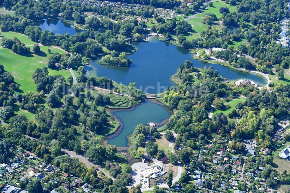 Luftaufnahme Berlin - Uferbereiche des Sees Hauptsee im Erholungspark Britzer Garten in Berlin