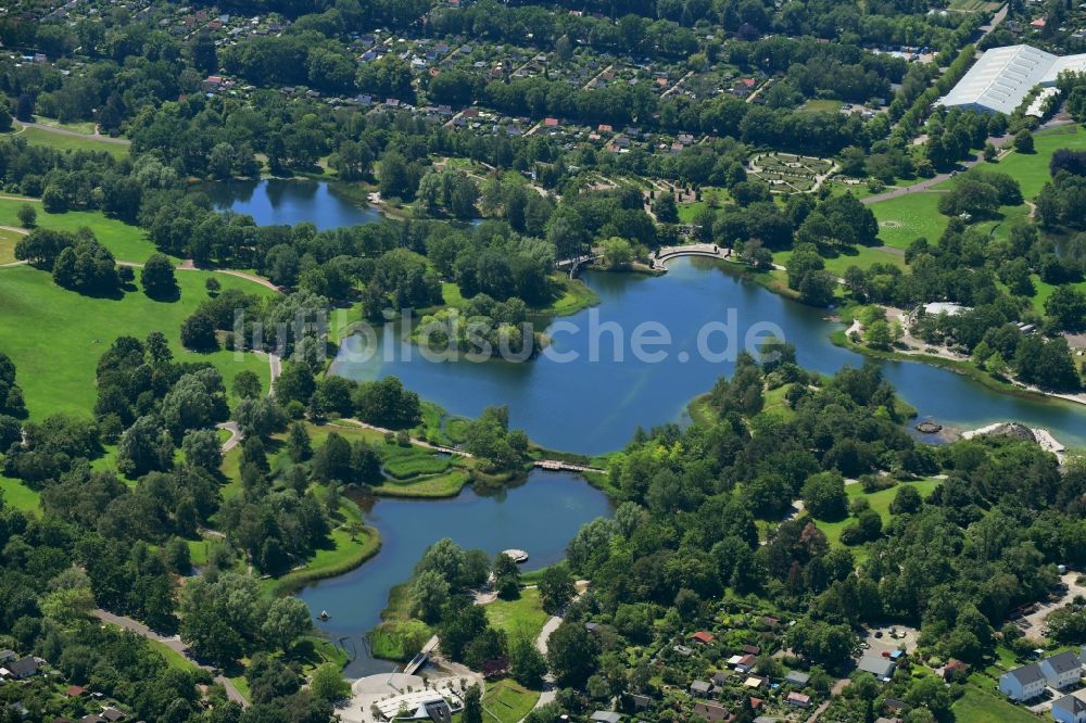 Berlin aus der Vogelperspektive: Uferbereiche des Sees Hauptsee im Erholungspark Britzer Garten in Berlin